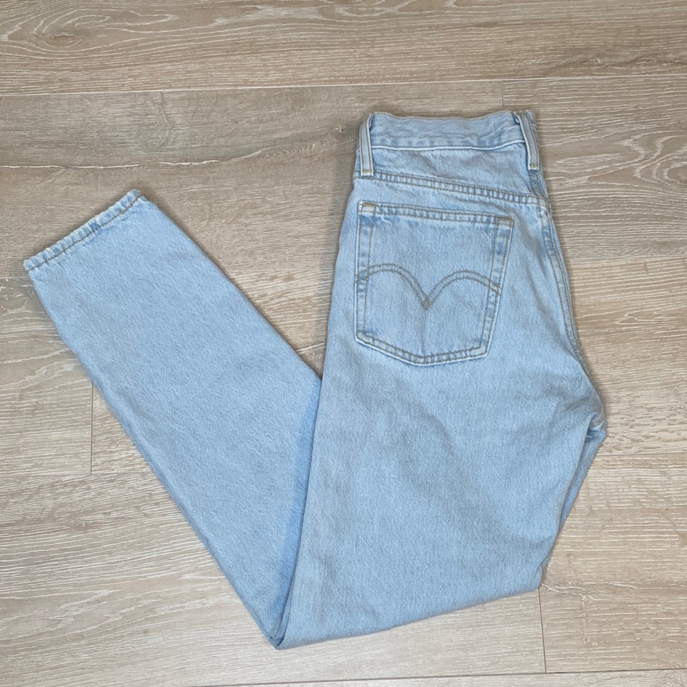 LEVI’S Wedgie Light Wash Jeans